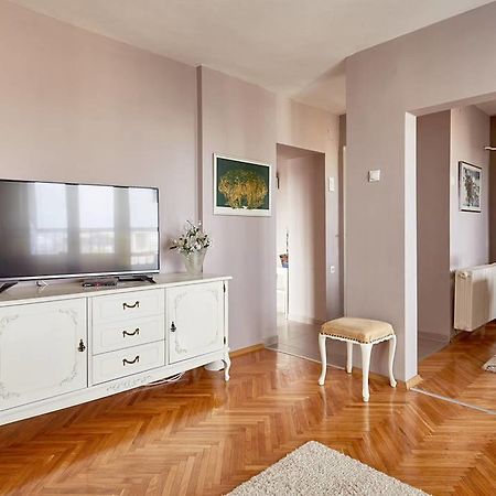 Spacious Modern Apartment In Peaceful Neighborhood Szkopje Kültér fotó